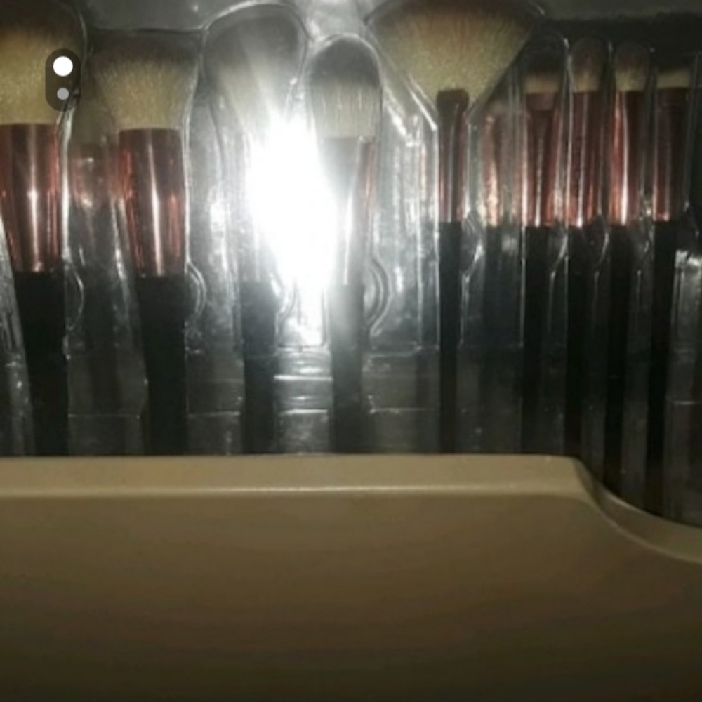 Makeup brush set by BeBe (NEVER USED)